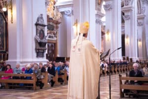 Bischof Oster bei seiner Predigt zu Christi Himmelfahrt am Ambo.