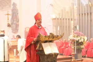 Bischof Stefan Oster SDB am Ambo bei seiner Predigt zu seinem 60. Geburtstag im Passauer Stephansdom.
