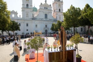 Bischof Oster bei der Fronleichnamsprozession durch die Stadt Passau.